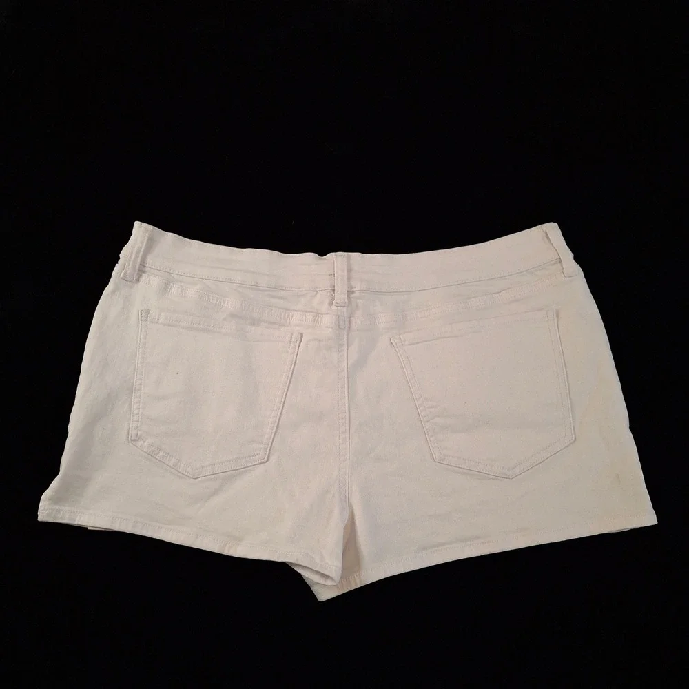 SO Womens Plus Size 16 35W White Stretch Denim High Rise Shorts 2.5" Inseam - Picture 7 of 8